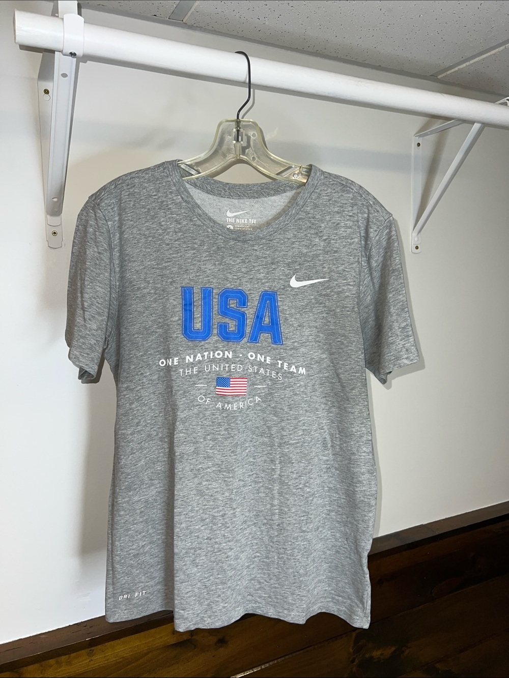 Nike Men’s Gray USA Graphic Short-Sleeve Tee- S